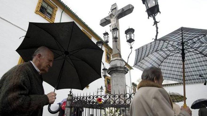 Ofrendas y olor a incienso preludian la Semana Santa