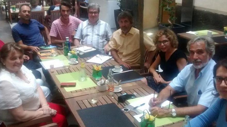 Marta Martín y Yaneth Giraldo con diversos asistentes a la reunión.