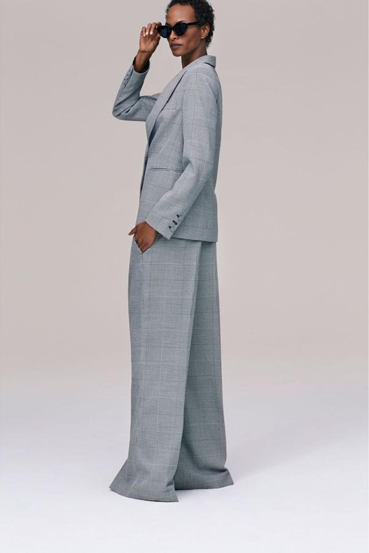 Campaña timeless de Zara: modleo con dos piezas 'houndstooth'