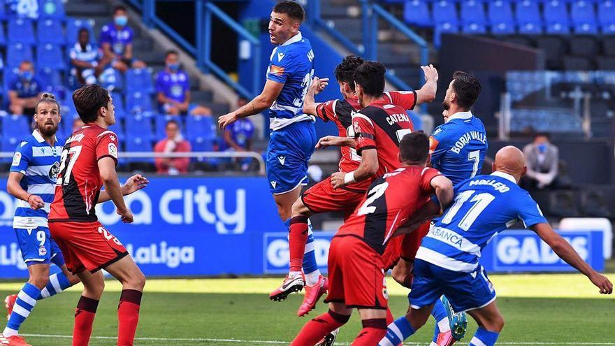 Hugo Vallejo cabecea junto a Borja Valle en presencia de Christian Santos y Víctor Mollejo.