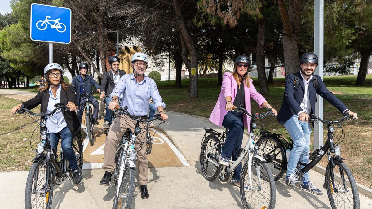 Sant Cugat estrena el carril bici que connecta con Rubí