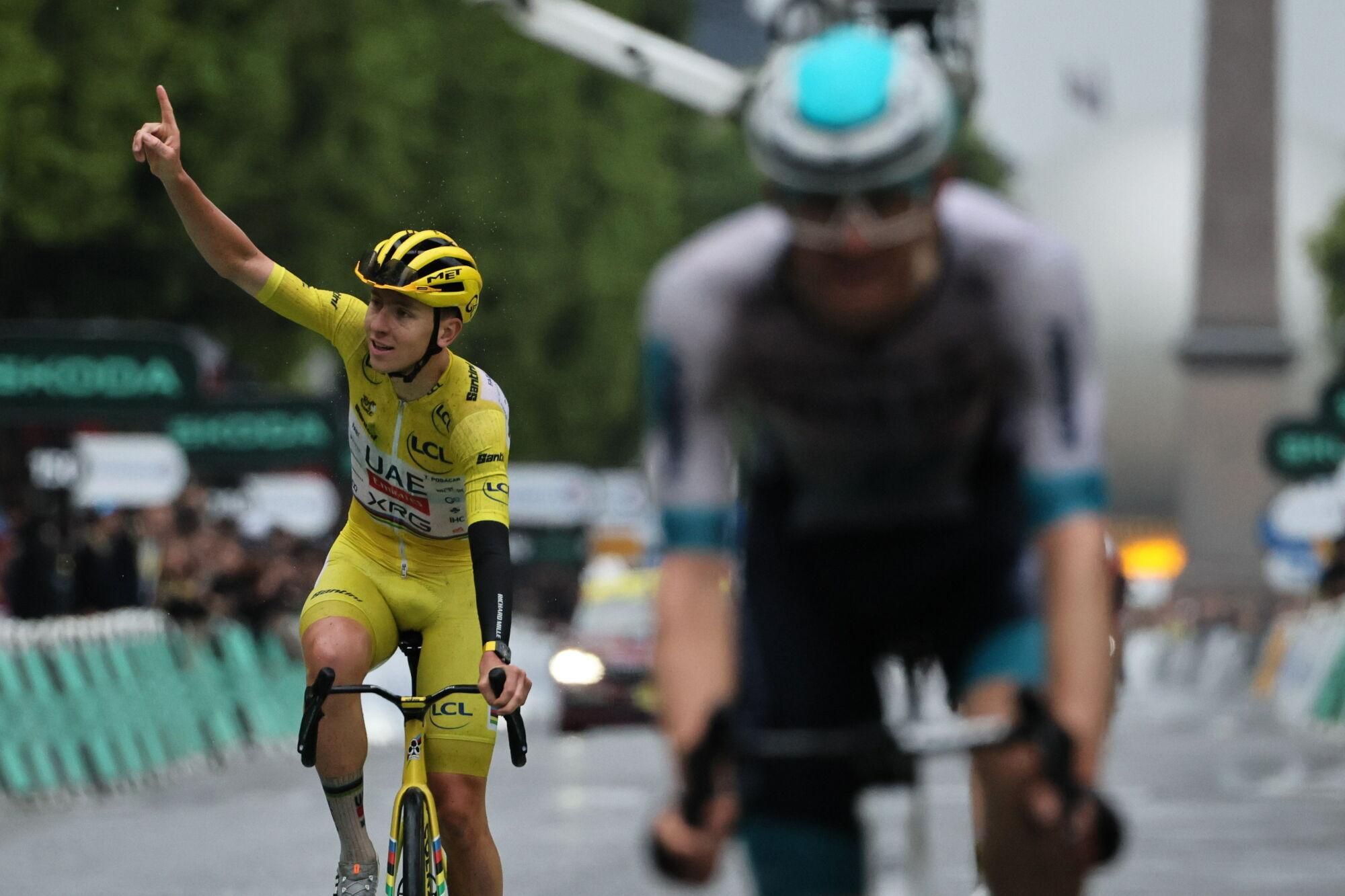 (France), 27/07/2025.- Slovenian rider Tadej Pogacar of UAE Team Emirates celebrates at the finish line of the 21st and last stage of the Tour de France cycling race over 132.3km from Mantes-la-Ville to Paris, France, 27 July 2025. (Ciclismo, Francia) EFE/EPA/CHRISTOPHE PETIT TESSON