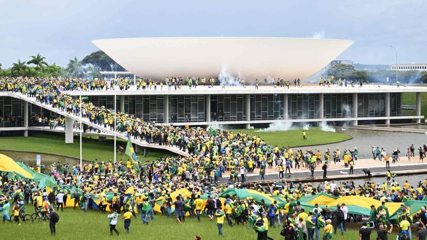 Centenars de partidaris de Bolsonaro assalten el Congrés i el Tribunal Suprem del Brasil demanant un cop militar