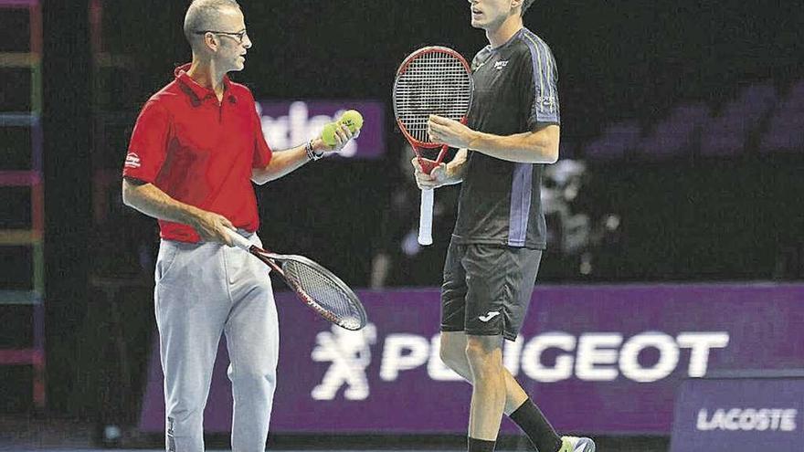 Pablo Carreño, ayer en el O2 de Londres, con su entrenador Samuel López.