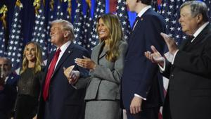 El candidato presidencial republicano, el ex presidente Donald Trump, sonríe mientras Lara Trump, la ex primera dama Melania Trump, Barron Trump y Viktor Knavs observan, en una fiesta de observación de la noche electoral en el Centro de Convenciones de Palm Beach en West Palm Beach, Florida.