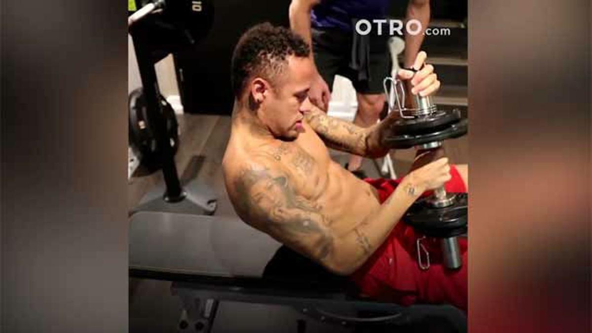 Neymar muestra el intenso trabajo en el gimnasio mientras se recupera de su lesión en el pie