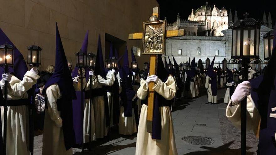 Una de las cruces de las Estaciones, con la Catedral en segundo término