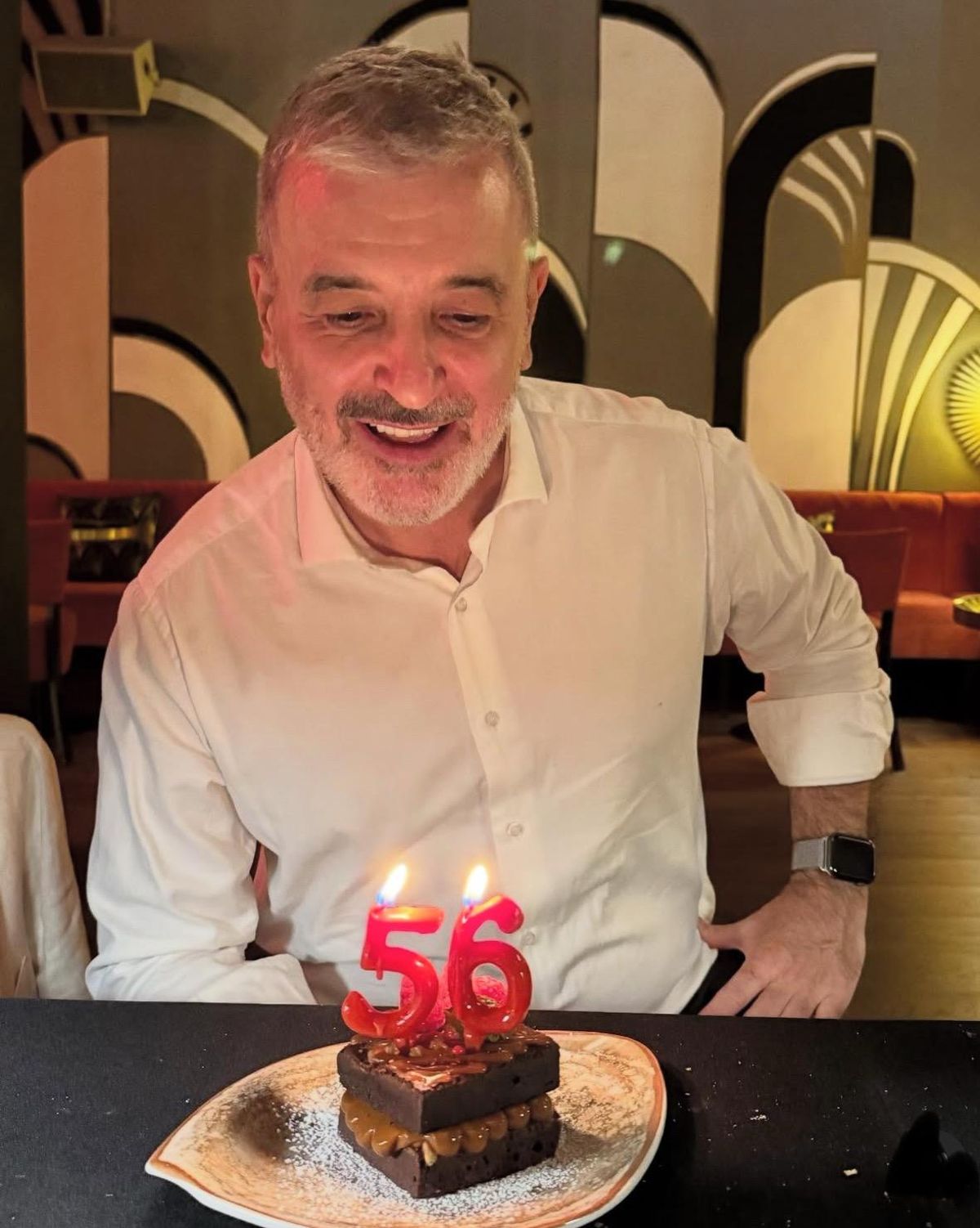 El alcalde Jaume Collboni soplando las velas de su 56 cumpleaños El alcalde Jaume Collboni soplando las velas de su 56 cumpleaños