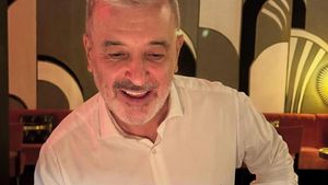 El alcalde Jaume Collboni soplando las velas de su 56 cumpleaños