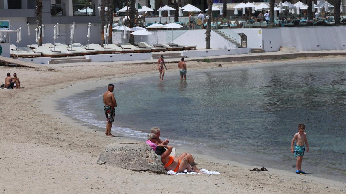 Bañistas en la Platja d'es Xinxó, tras la reapertura de la playa