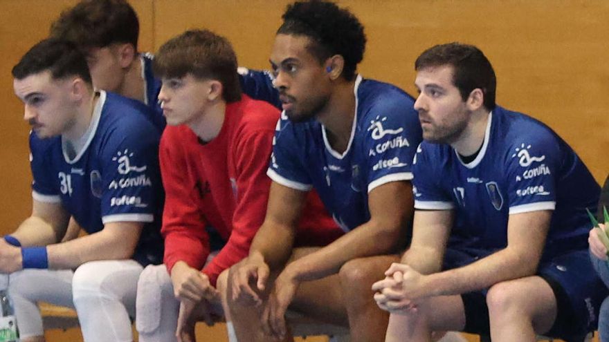 Kevin Dacosta, primero por la derecha, en un partido del OAR esta temporada.
