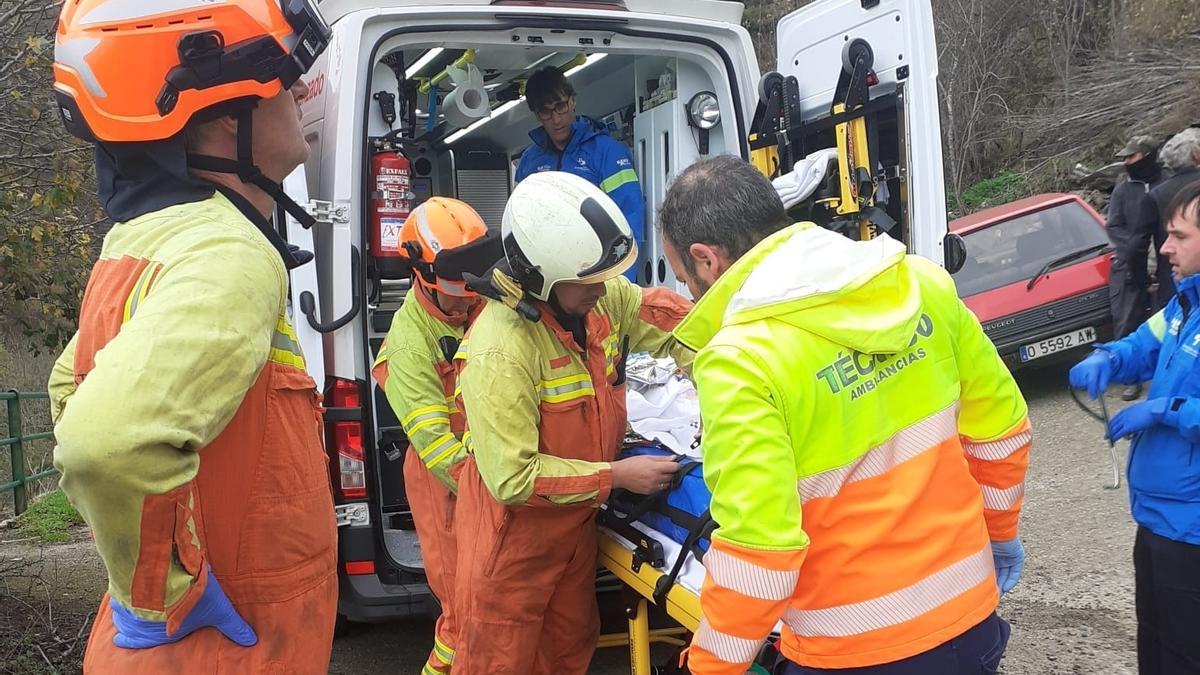 El herido, asistido por los bomberos y personal sanitario.