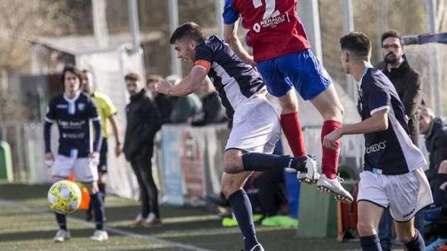 Una acción del partido de ayer entre el Vallobín y el Ceares.