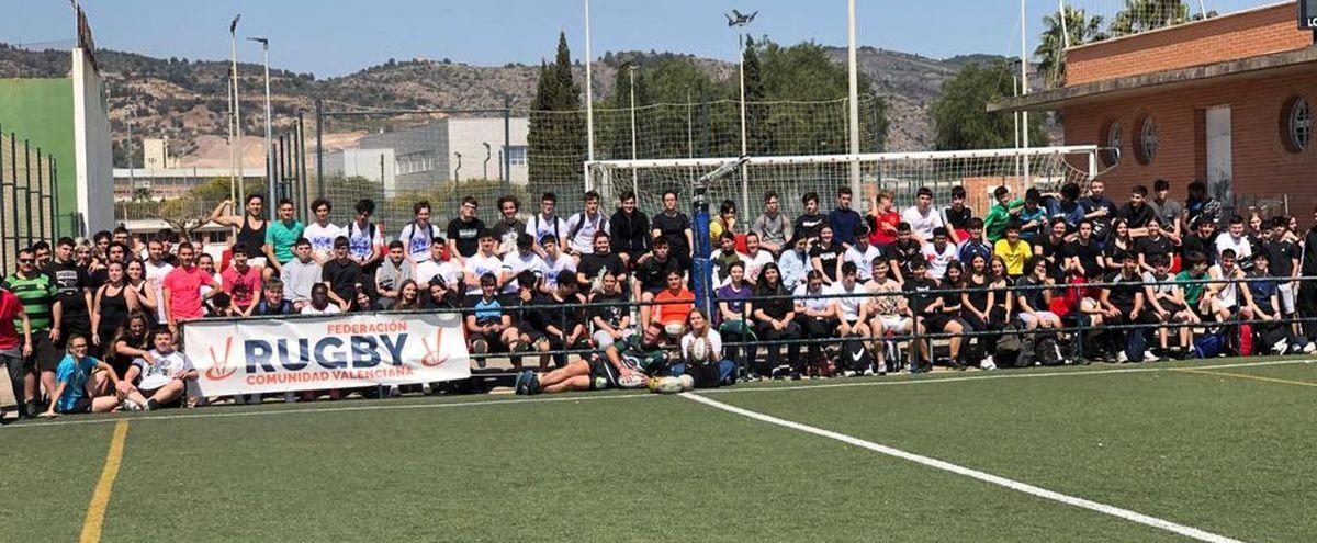 Foto de grupo de varios de los más de 500 niños y niñas que participaron en la jornada de captación del Rugby Castelló