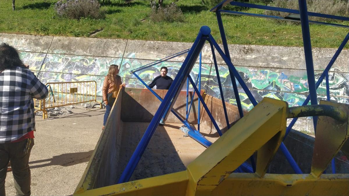 Las canastas de baloncesto, en el contenedor de obra