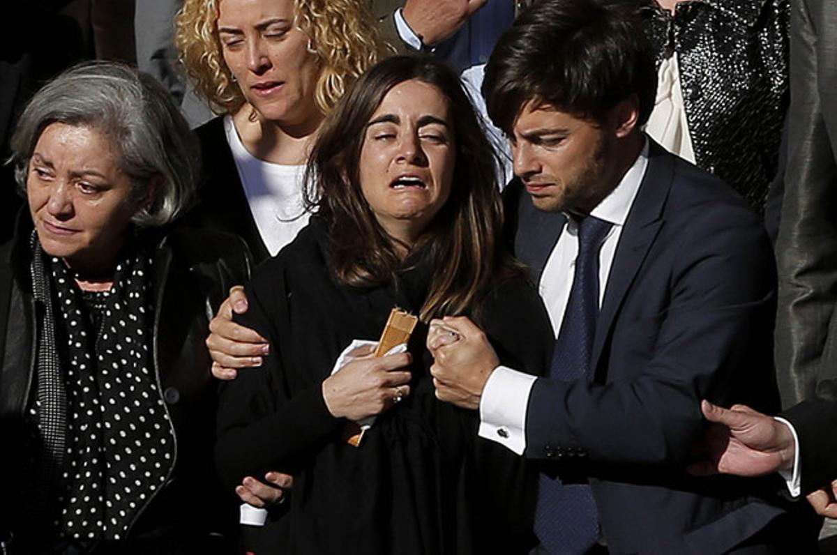 La filla d’Isabel Carrasco (centre), durant el funeral per la seva mare a la catedral de Lleó.