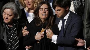 La hija de Isabel Carrasco (centro), durante el funeral por su madre en la catedral de León.