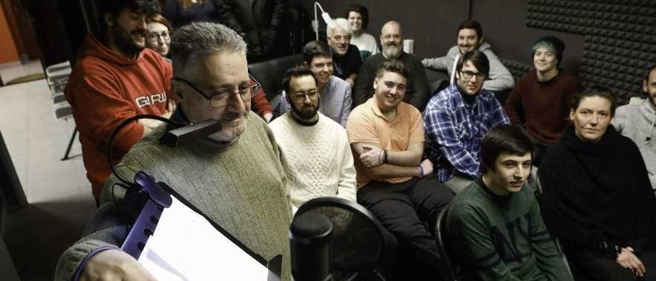 Humberto Gonzali, a la izquierda, con actores del &quot;banco de voces&quot;, en la Escuela de Doblaje de Asturias.