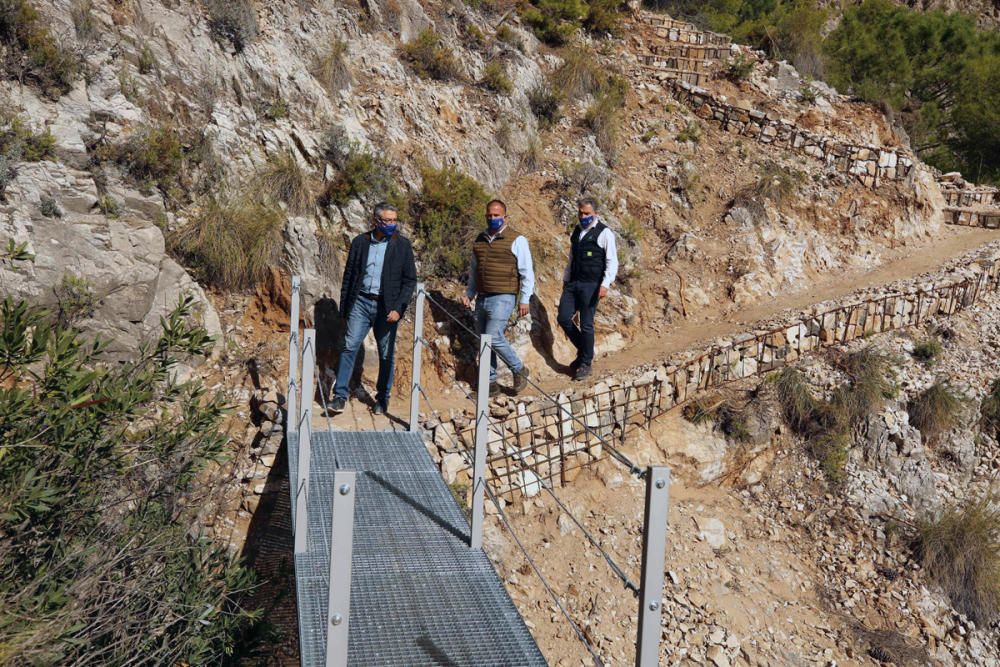 Inauguran el puente colgante de El Saltillo, en la Axarquía