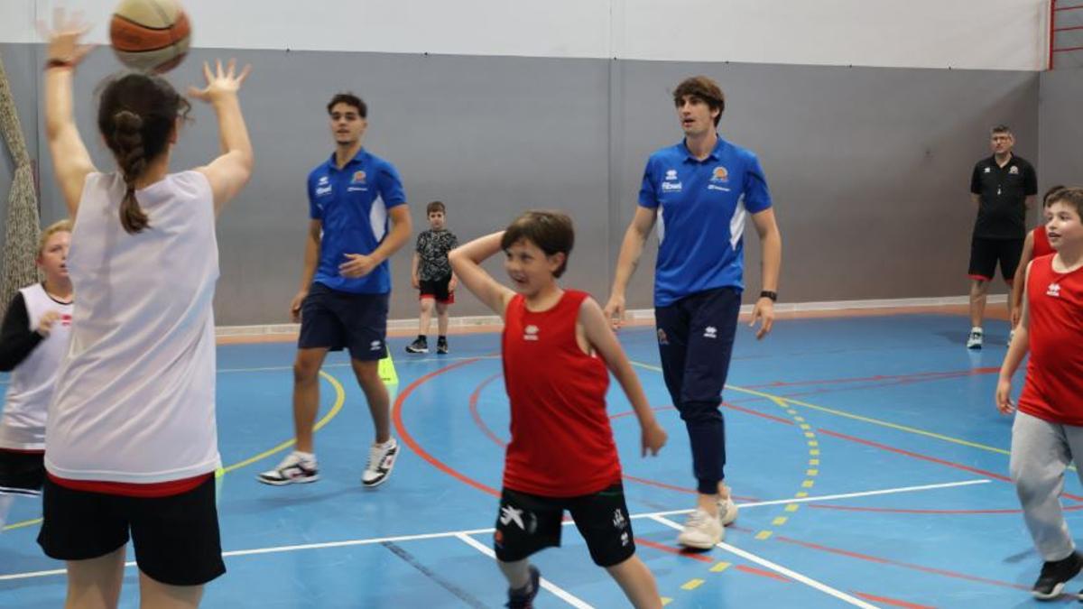 Tiago Dias y Beraza, ayer durante un entrenamiento con la cantera del Bahía San Agustín.