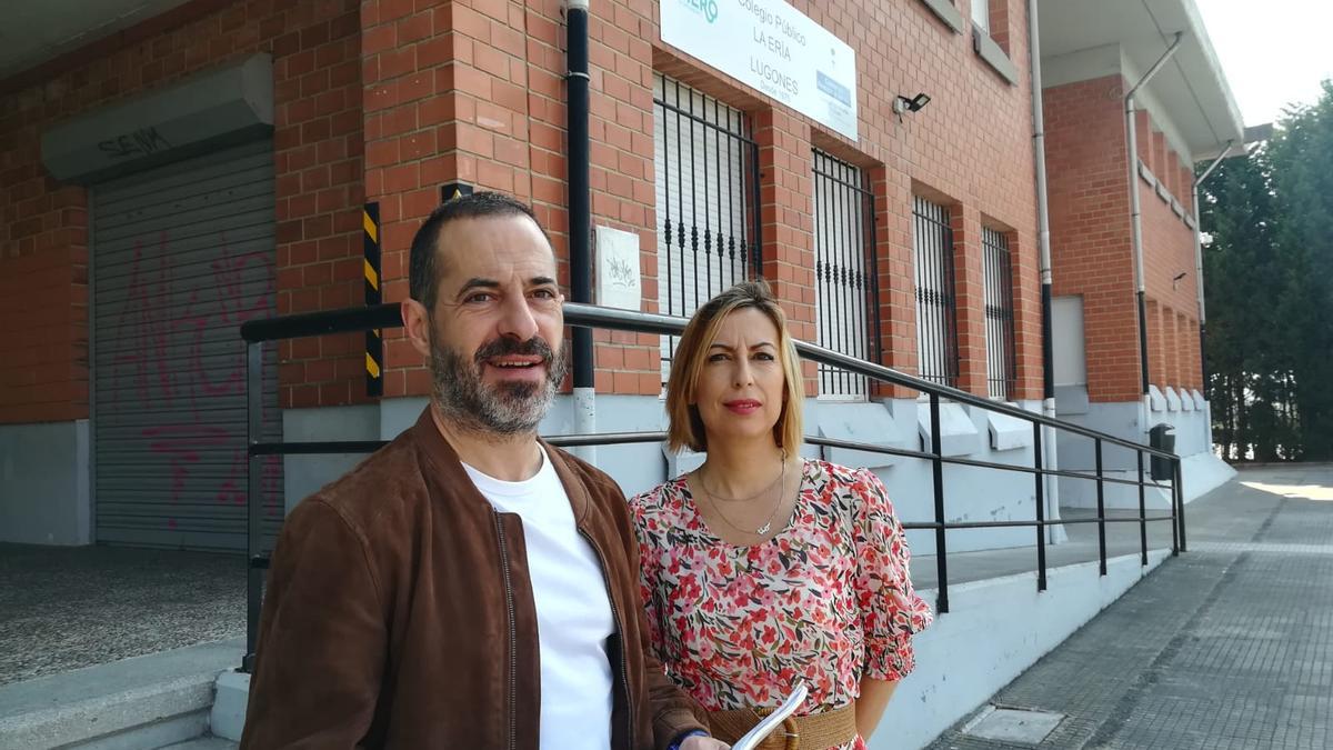 Ángel García y Susana Madera, a la entrada del centro, este sábado.