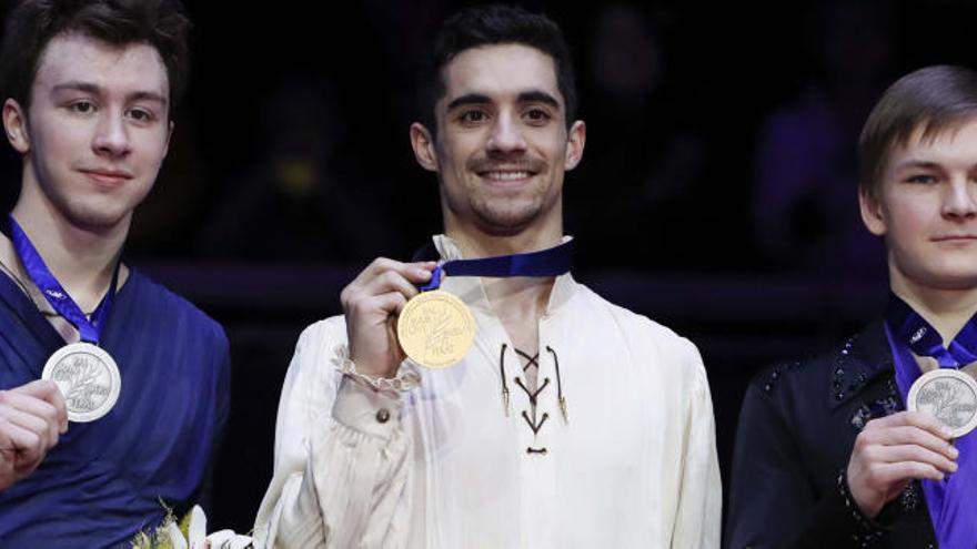 Javier Fernández, en el podio con su medalla de oro