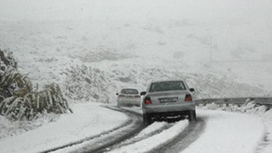 Cuatro puertos cerrados y siete con cadenas por la nieve