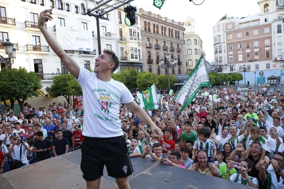 El Córdoba CF Futsal celebra el ascenso en Las Tendillas