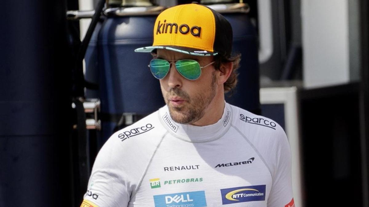 Fernando Alonso yendo hacia la zona mixta para ser preguntado por los medios