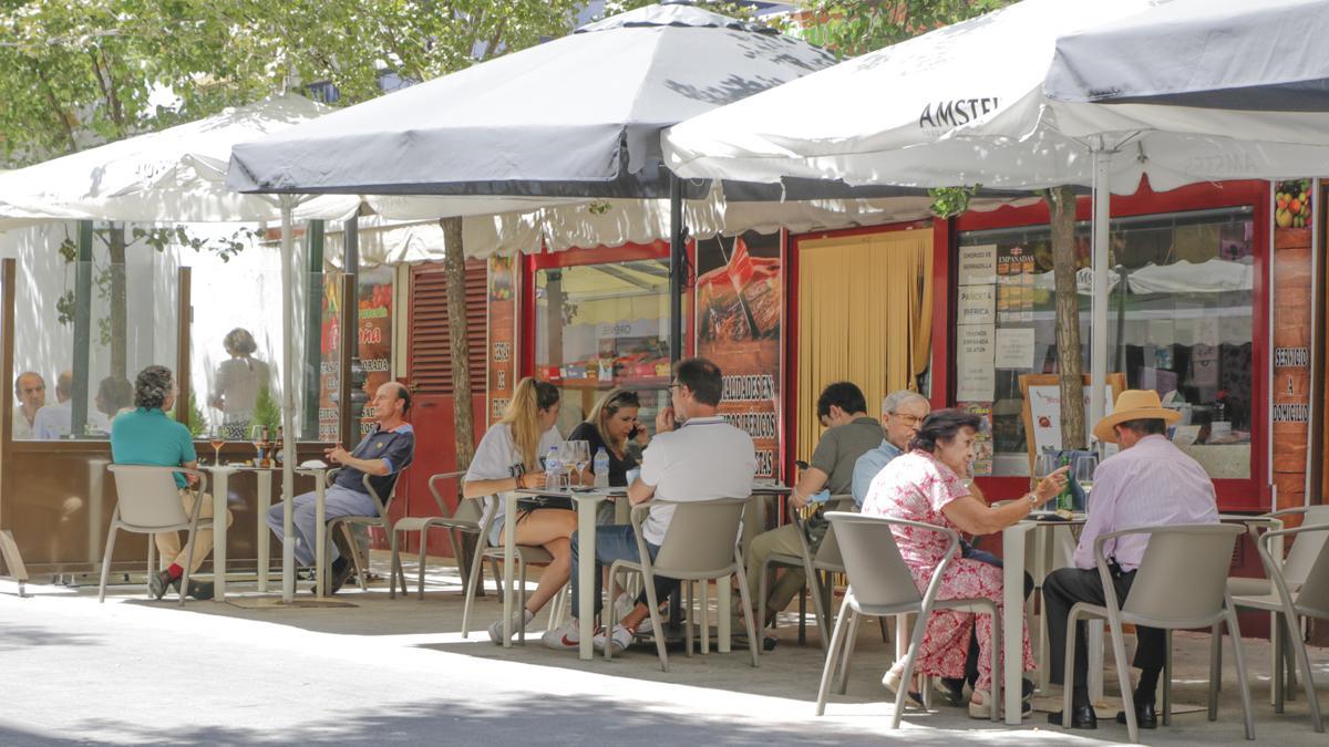 Imagen de una terraza de Cáceres en verano.