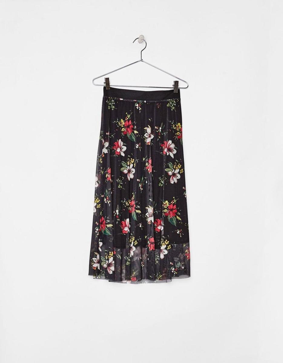 Falda midi tul con flores estampadas de Bershka. (Precio: 19, 99 euros)