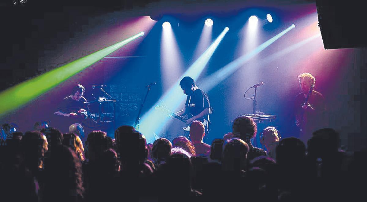 Mazoni, al centre de la imatge, en ple concert a l’Apolo.