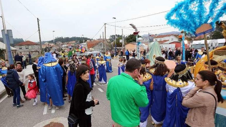 Desfile de comparsas en Mos en una edición anterior. // D.P.