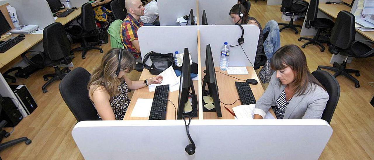 Trabajadores del centro telefónico de Valnalón, en una imagen de archivo.