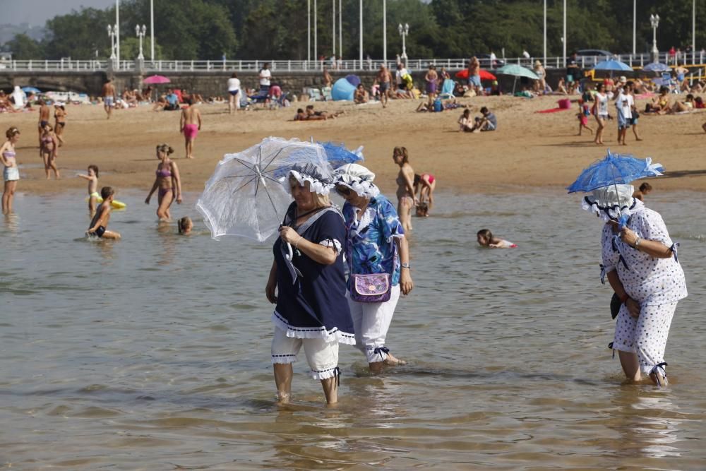 Mujeres de La Corredoria (Oviedo) que acuden a bañarse a la playa de San Lorenzo