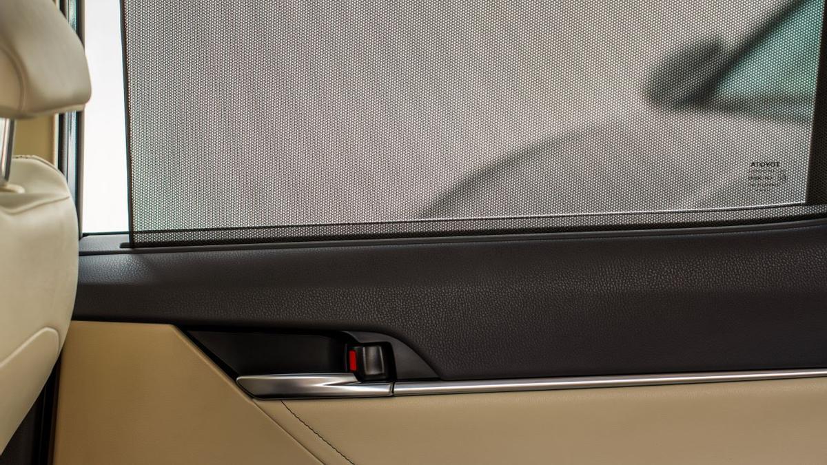 Una cortinilla en un coche