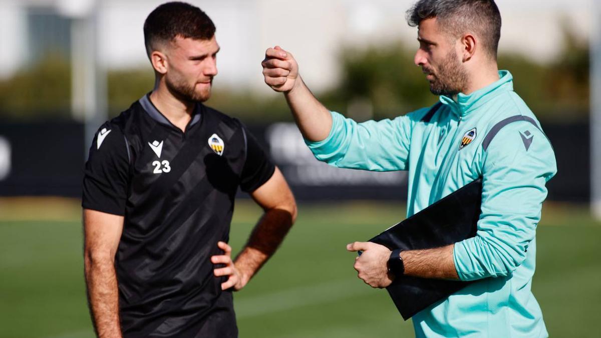 Juan Alejandro Jiménez, Jim, dialoga con Josep Calavera, en un entrenamiento celebrado en Marina d’Or.