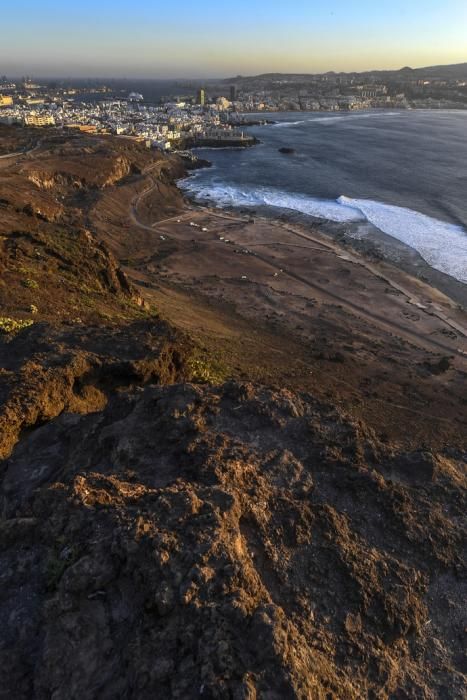 13-01-19 LAS PALMAS DE GRAN CANARIA. EL SEBADAL, PUERTO Y BARRIO DE LAS COLORADAS. LAS PALMAS DE GRAN CANARIA. METEOROLOGIA. Calima desde El Sebadal, el pueto y el Barrio de Las Coloradas.  Fotos: Juan Castro.  | 13/01/2020 | Fotógrafo: Juan Carlos Castro