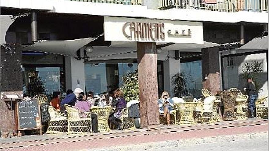 L&#039;establiment funciona com a restaurant de dia i pub de nit tot i no tenir llicència per fer de bar-musical.