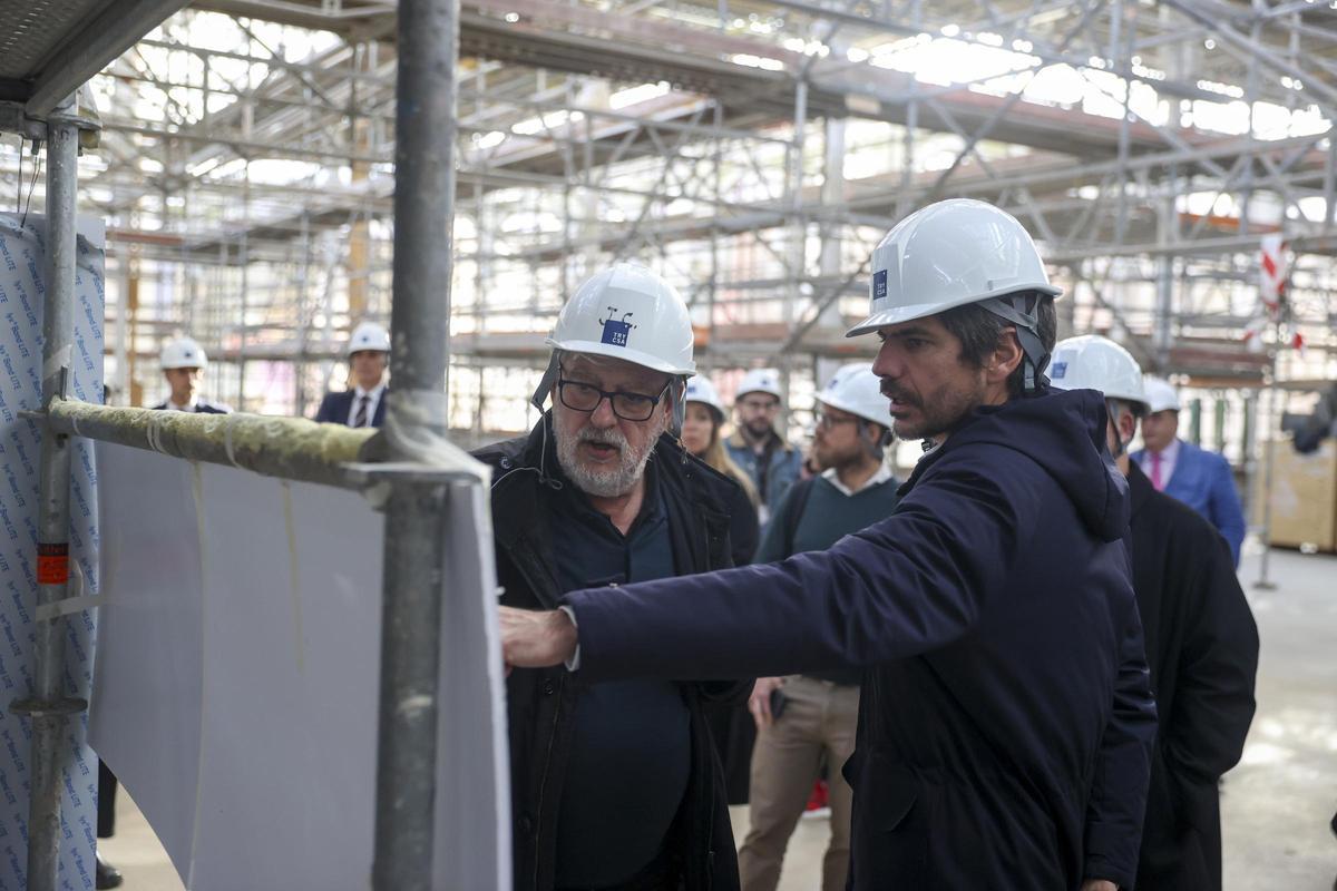 El minisro de Cultura, Ernest Urtasun, y el arquitecto y jefe de las obras de restauración, Javier Contreras, en el Palacio de Cristal.