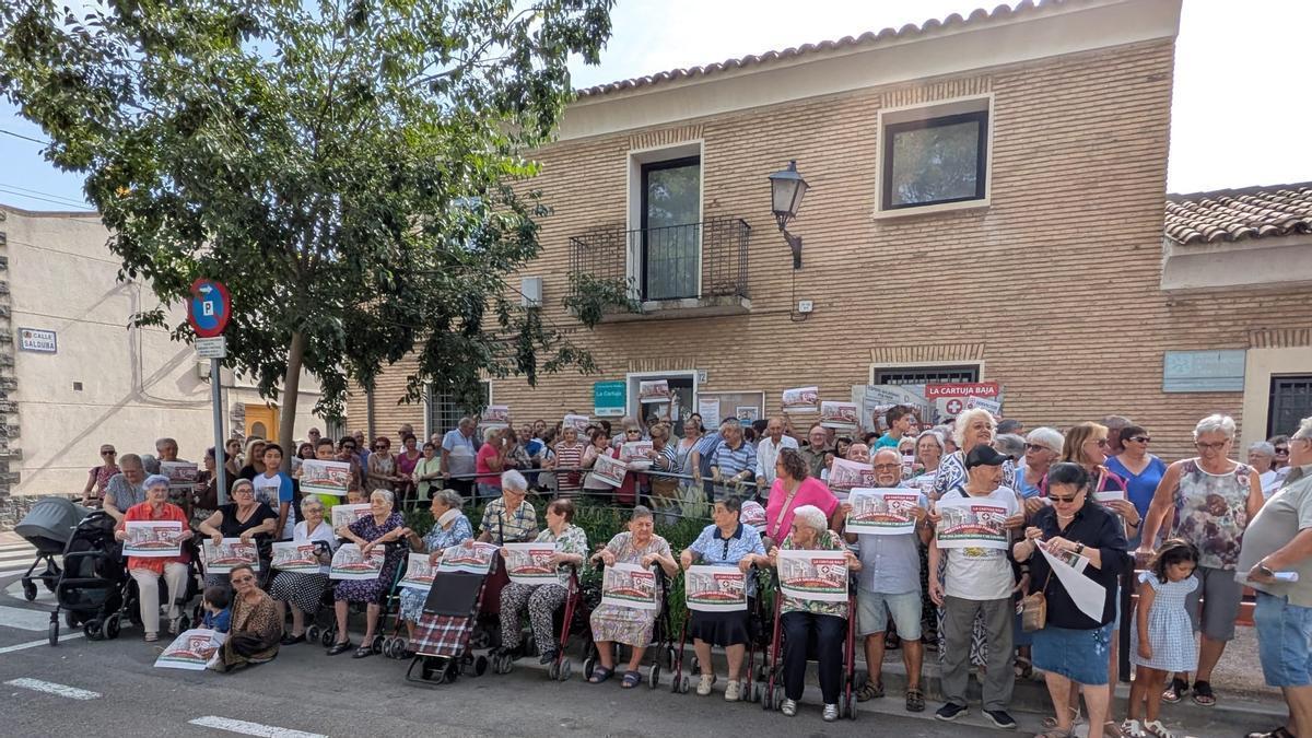 Protesta a las puertas del consultorio de La Cartuja Baja por el «deterioro» de la atención sanitaria, el viernes pasado.