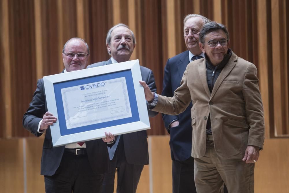 Entrega de la medalla de plata a la Banda de Música Ciudad de Oviedo