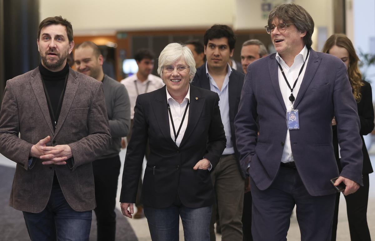 Los eurodiputados de Junts, Toni Comín, Clara Ponsatí y Carles Puigdemont, en el Parlamento Europeo.