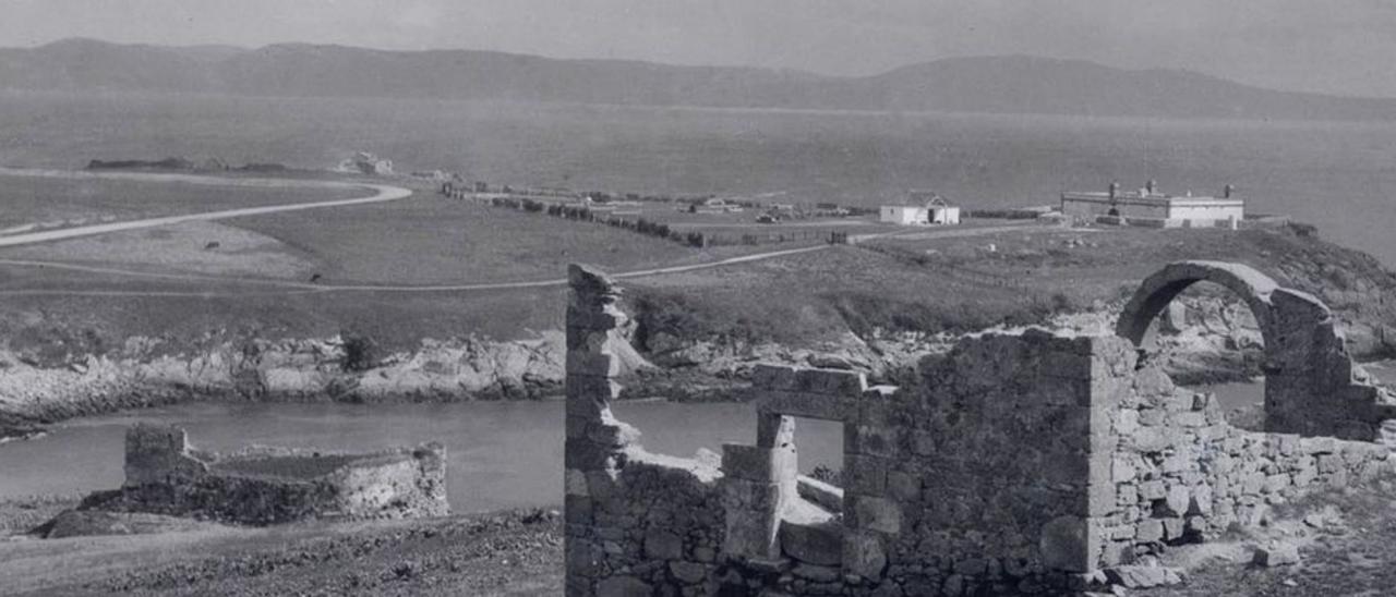 Capilla y fortín de San Amaro en 1930.   | // ARCHIVO DEL REINO DE GALICIA