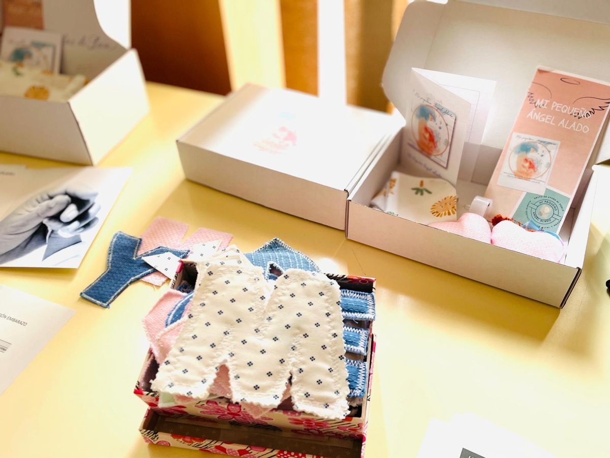 Caja de recuerdos que se entrega a las familias gracias a la colaboración de "Mi pequeño ángel alado"
