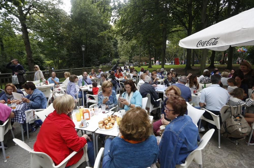 Oviedo celebra el día grande de San Mateo con 7.000 bollos preñaos