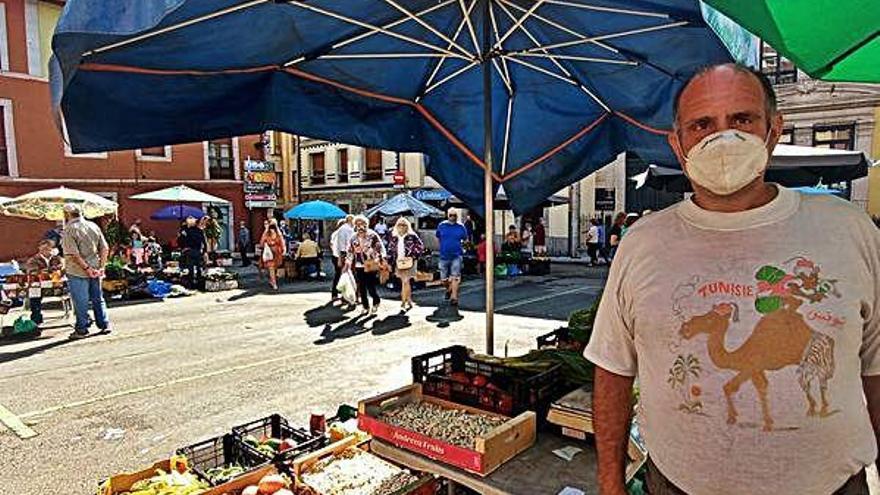 Cesáreo García en su área de venta en la plaza La Blanca,