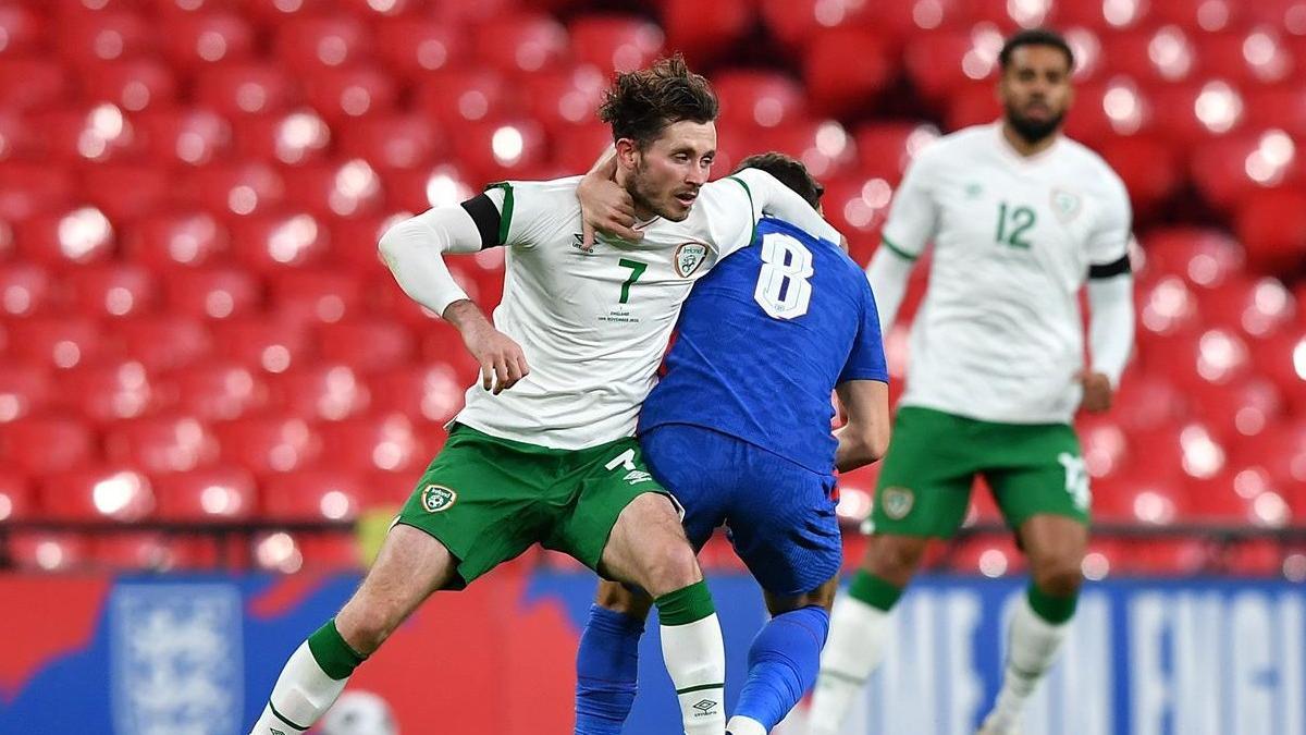 Alan Browne, izquierda, centrocampista de Irlanda, pugna por un balón con Harry Winks, de Inglaterra, en un amistoso