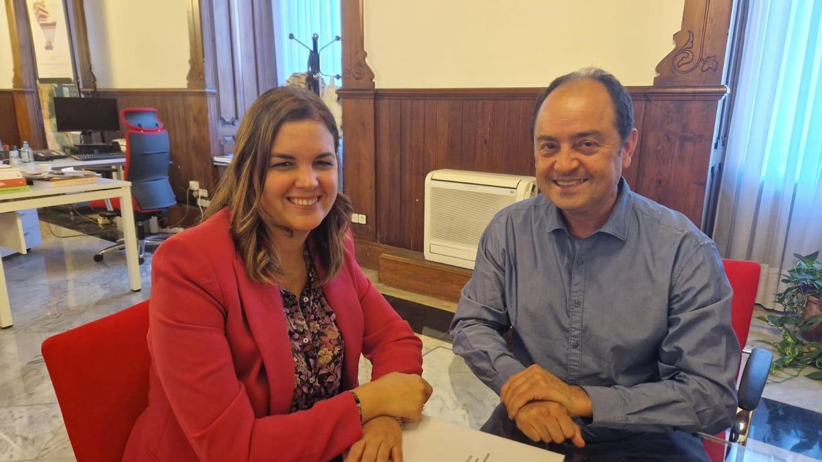 Sandra Gómez y José Ramón Chirivella durante su reunión.