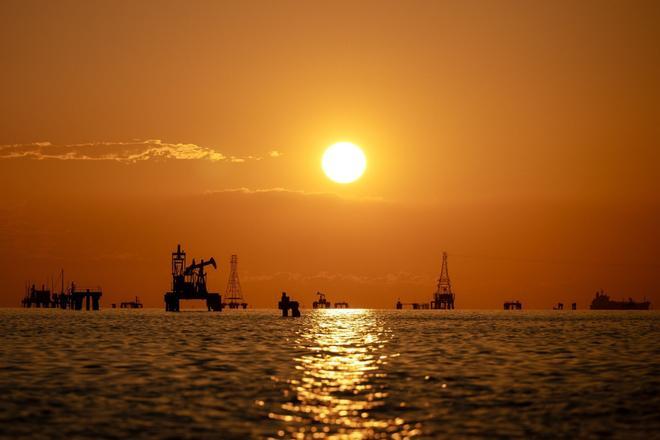 El petróleo se dispara un 60% este año y enfila los 100 dólares ante la escalada en Oriente Próximo